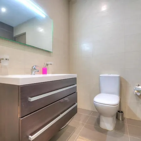 Beautifully Finished And Large Steps Away From Rocky Ddif1-1