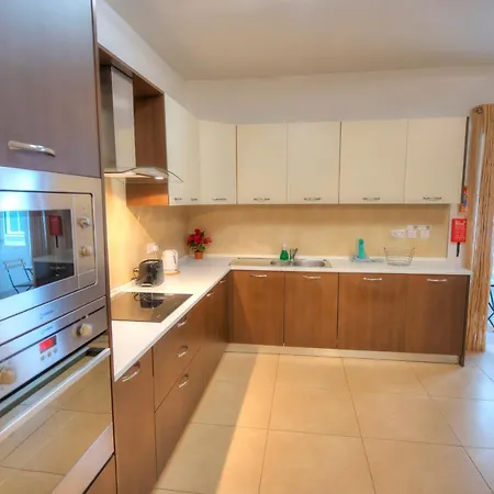 Beautifully Finished And Large Steps Away From Rocky Ddif1-1