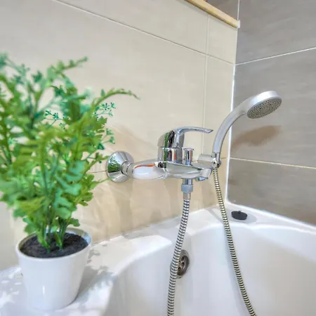 דירה Beautifully Finished And Large Steps Away From Rocky Ddif1-1 *