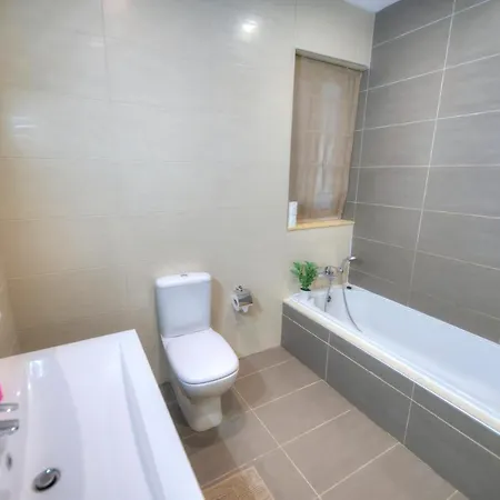 דירה Beautifully Finished And Large Steps Away From Rocky Ddif1-1 *