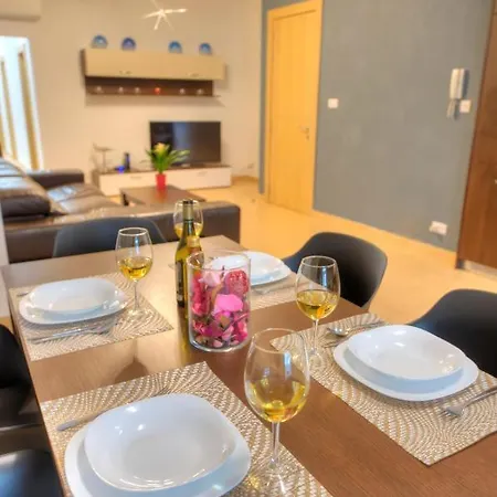 דירה Beautifully Finished And Large Steps Away From Rocky Ddif1-1 *