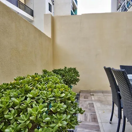 Beautifully Finished And Large Steps Away From Rocky Ddif1-1 Sliema